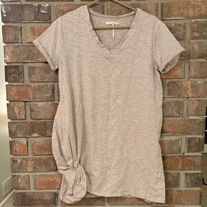 Universal Thread Light Gray V-Neck Short Sleeve Tee